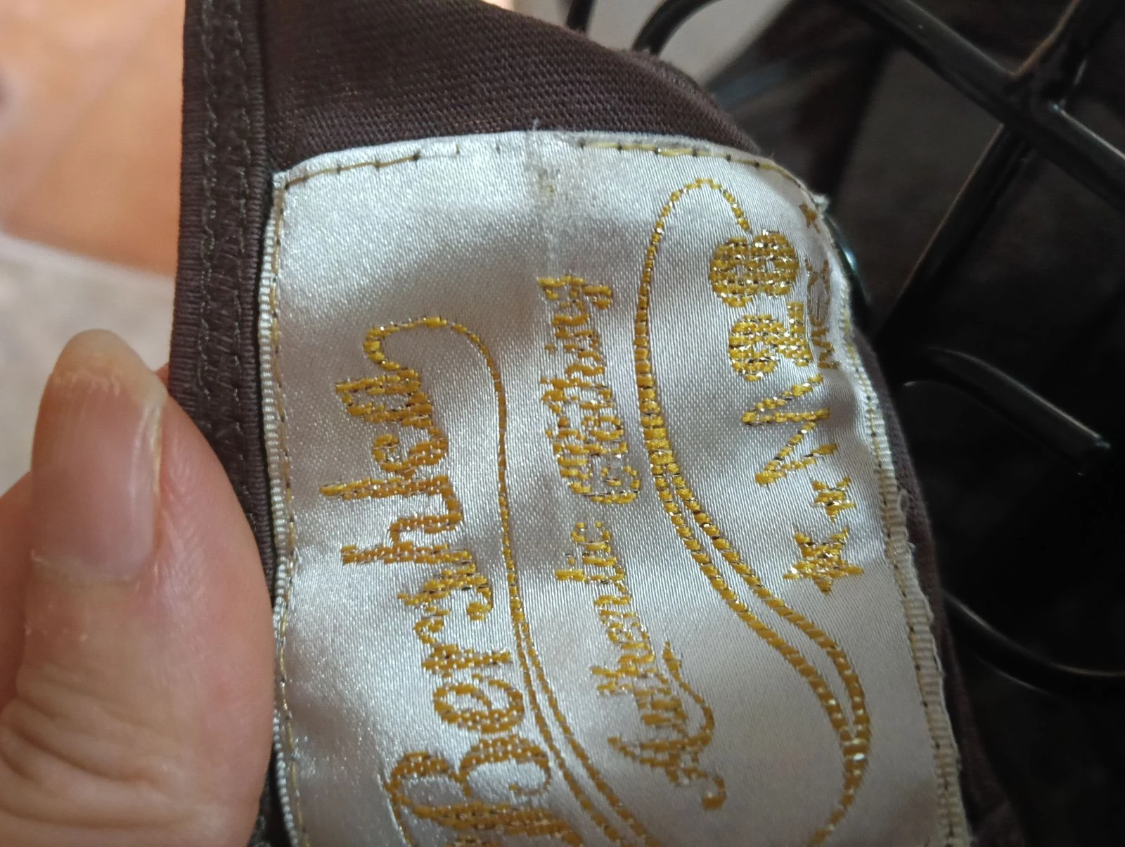 Mok met fijne bandjes, in chocoladebruin, gouden decoratieve rand, en zwemrug – photo 8